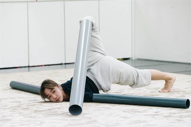 《异托邦喧哗．沉默不再》舞台上可以看见大片的瓦楞纸、弯曲的水管、直立的水管和细长的线，铺陈了一个特殊的世界，舞者就与这些物件共舞，穿梭其中，像是从一个世界钻进另外一个世界。（郭吉铨摄）