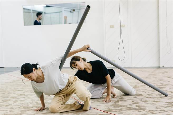 《异托邦喧哗．沉默不再》舞台上可以看见大片的瓦楞纸、弯曲的水管、直立的水管和细长的线，铺陈了一个特殊的世界，舞者就与这些物件共舞，穿梭其中，像是从一个世界钻进另外一个世界。（郭吉铨摄）