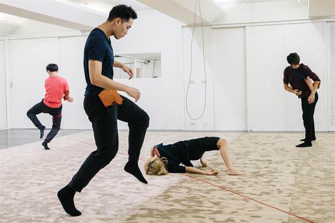 四面舞台上，将满布卷曲的、笔直的、倒卧的、皱起的、有速度的、有静止的、有流动的、有惊险的种种诱因，舞者们是要奋力前进、还是因阻碍而不得不绕道而行，全凭物件声响间的沟通与默契，看似困难的旅程，竟有意料不到的种种惊喜，为末日带来新的天光。（郭吉铨摄）