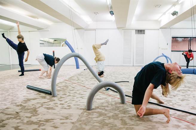 《异托邦喧哗．沉默不再》舞台上可以看见大片的瓦楞纸、弯曲的水管、直立的水管和细长的线，铺陈了一个特殊的世界，舞者就与这些物件共舞，穿梭其中，像是从一个世界钻进另外一个世界。（郭吉铨摄）