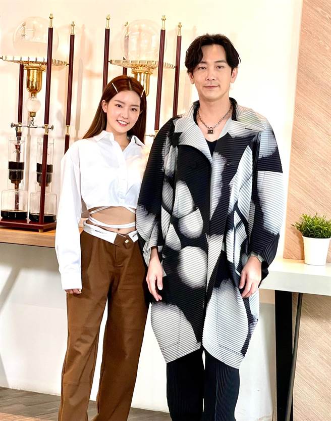 施名帥（右）、陳語安出席《愛情發生在三天後》茶敘。（林淑娟攝