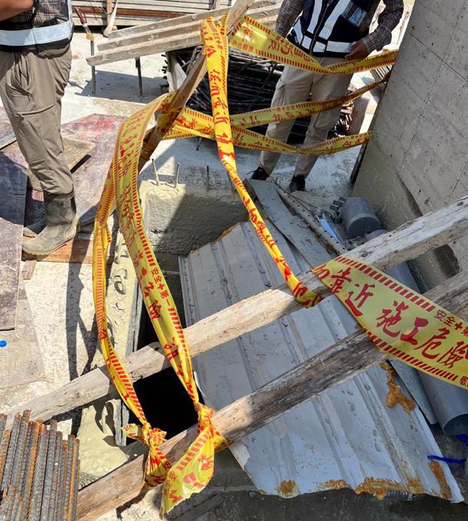 桃园市中坜区青埔某建案20日发生工安意外，造成1名工人死亡，桃园市政府劳动检查处依法对营造厂开罚新台币30万元，勒令该工地2公尺以上开口处高空作业全数停工。（图/ 中央社）