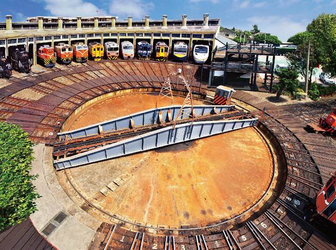 扇形車庫100歲，彰化市公所、參山國家風景管理處和台鐵等，合作舉辦「扇庫盛典慶百年」，蒸汽火車與其他世代12輛列車併呈「經典重現秀」。（邱家終提供／吳敏菁彰化傳真）
