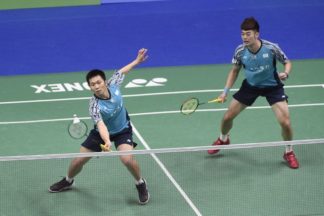 羽球男双组合李洋（左）、王齐麟（右）在台北羽球公开赛首轮面对考验，惊险过关。（杜宜谙摄）