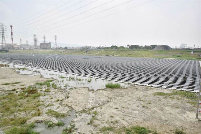 高雄五甲尾滞洪池光电厂今日完成与台电的併联作业，开始送电，每年可供应约675万度电。(中时资料照)