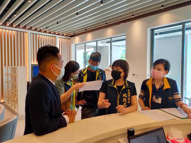 近日媒体报导台南房市开价「6字头」创新高引关注，台南市地政局20日邀集消保官到建案销售中心现场联合稽查，结果该案目前尚未对外销售，现场无相关销售文件，代销业者也说明，「6字头」房价纯属开价，非真正销售价格。（图/ 中央社）