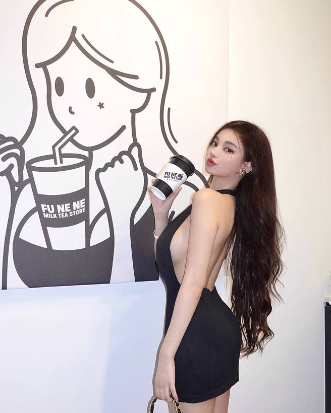 黃琳拍照時側邊洩出兇器側邊，看得老司機鼻血狂噴。(圖/黃琳 IG)