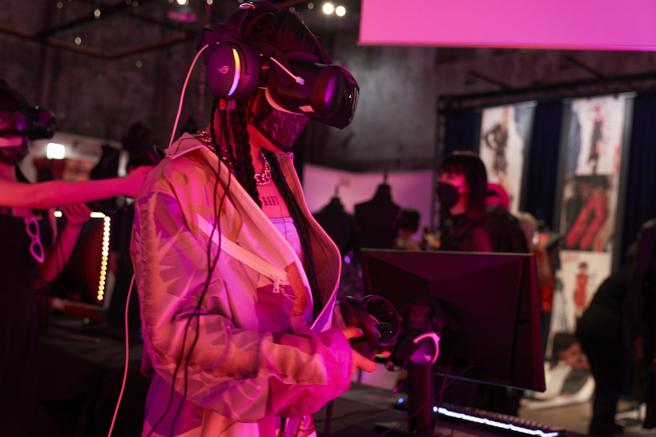 JENN LEE 「LOVE BUTTON HUNTER VR GAME EXHIBITION」現場設有VR遊戲區。（JENN LEE提供）