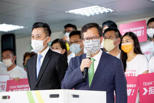 桃园市长参选人林智坚（左）与桃园市长郑文灿一同出席活动。（图取自郑文灿脸书粉专／陈梦茹桃园传真）