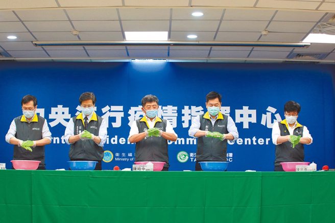 曾被称为「防疫五月天」的庄人祥(左起)、张上淳、陈时中、陈宗彦、周志浩。（中央流行疫情指挥中心提供）