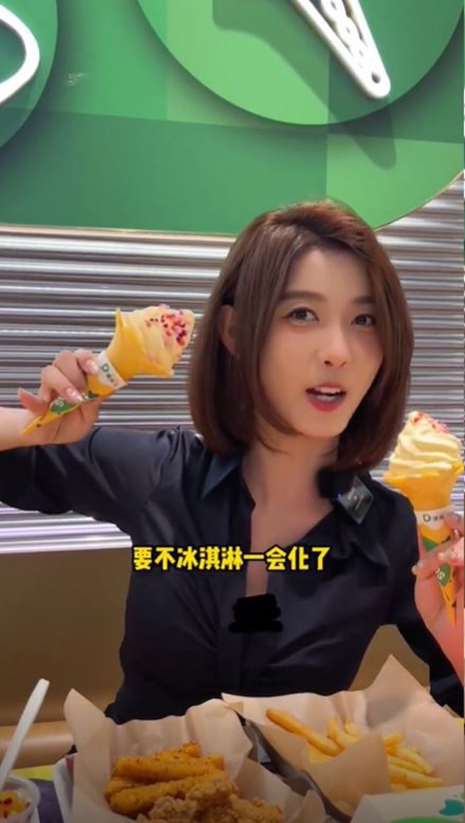 网美聂小雨不忘拍网美照，胸前深V险走光急忙后制打码。(图/聂小雨 抖音)