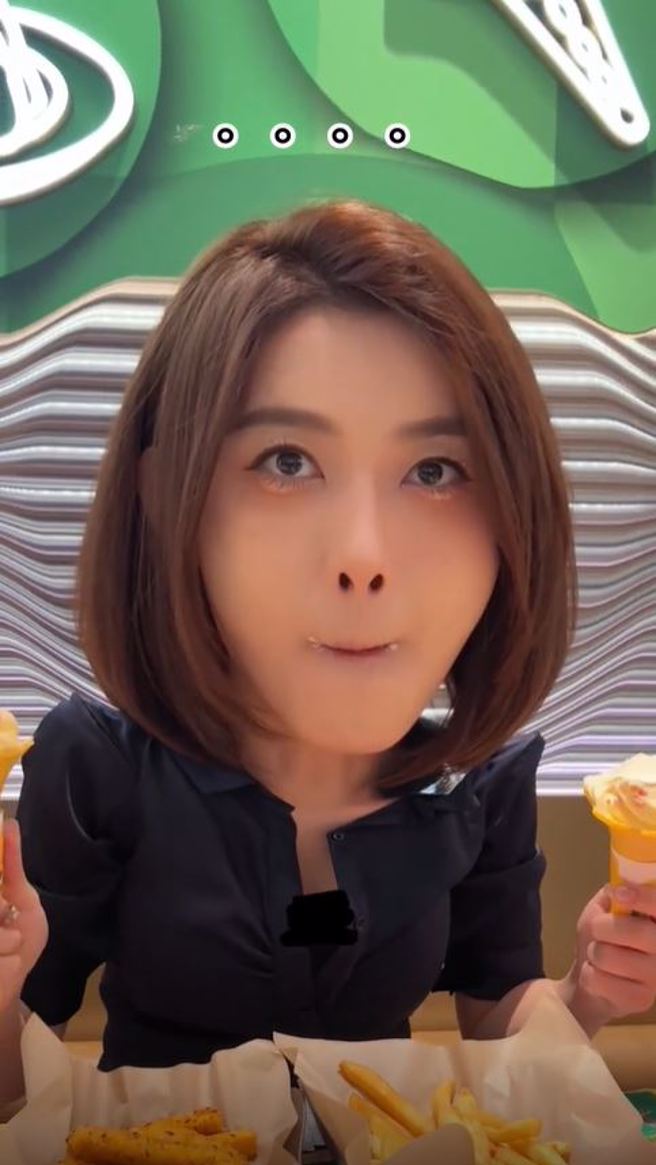 聂小雨这段新影片差点走光才打码遮掩，却因此被网友指责不当自己人。(图/聂小雨 抖音)