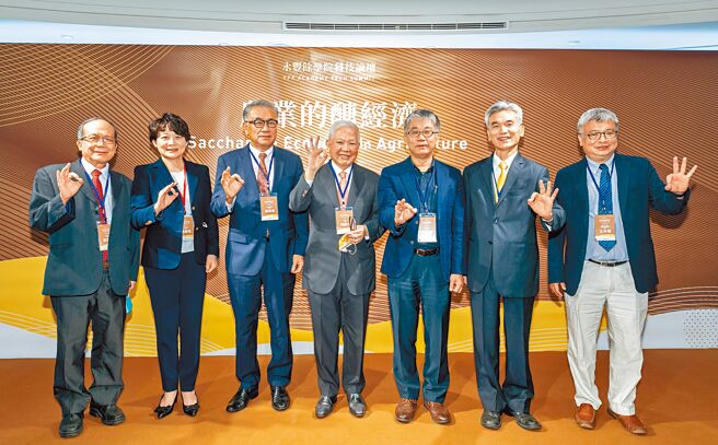 永豐餘學院主辦的「農業的醣經濟」科技論壇昨登場，中興大學副校長黃振文（左起）、永豐餘投控董事長劉慧瑾、循環台灣基金會董事長黃育徵、永豐餘學院院長何壽川、科技部政務次長林敏聰、中興大學校長薛富盛、中興大學循環經濟學院院長王升陽等貴賓合影。