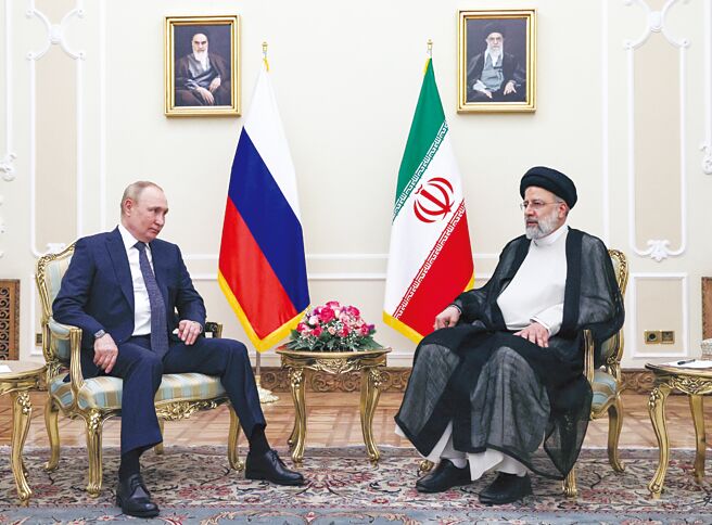 俄羅斯總統普丁（左）周二抵達伊朗，將與伊朗總統萊西（右）和土耳其總統艾爾段舉行三國峰會。圖／路透