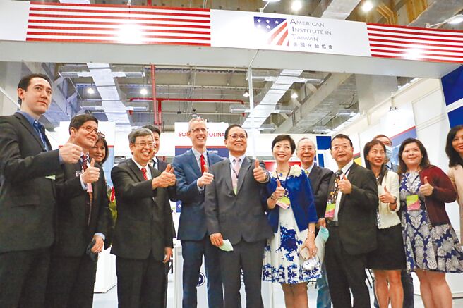 2022亚洲生技大展7月28日登场；图为上届展览前副总统陈建仁（前排左三）、大会筹委会主席李锺熙（左四）共同参观美国国家馆。图／展昭提供