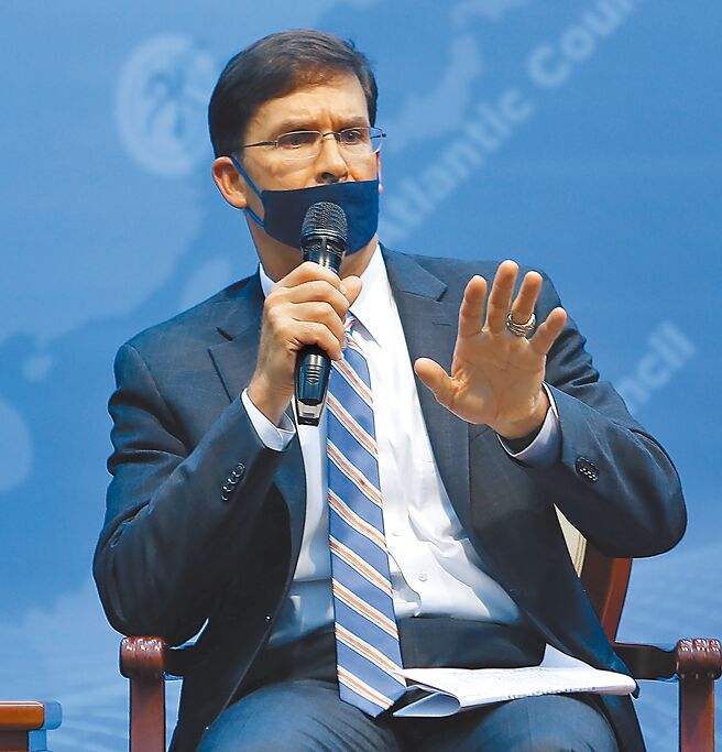 美国大西洋理事会访问团记者会19日举行，美国前国防部长艾斯培（见图）建议，台湾应该不分男女全民皆兵，役期延长到一年以上，并确保全体国民都有足够装备以吓阻中国。（季志翔摄）