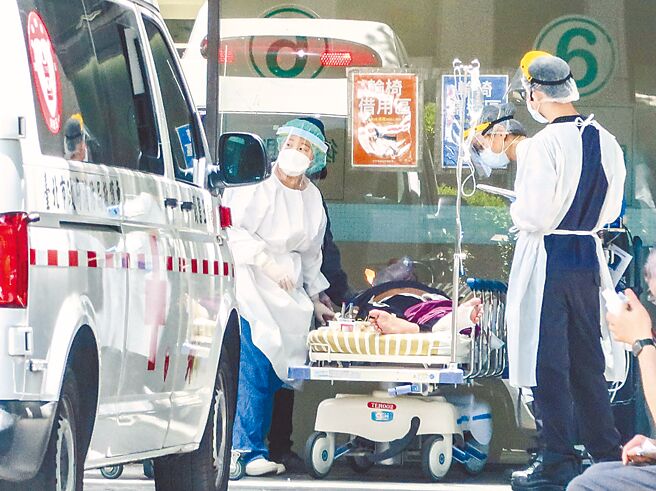 国内爆发Omicron本土疫情，内政部近期公布人口统计，今年6月人口死亡数达2万1033人，比去年同期增加4000多人，不仅是首次单月死亡逾2万人，今年上半年累积死亡10万2117人，也是上半年死亡数首次破10万人。。医院防疫急门诊外，医护为一名病患诊治。（本报资料照片）