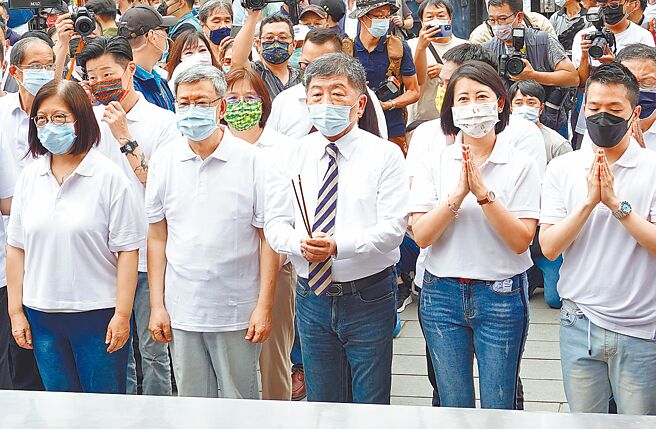 民进党台北市长参选人陈时中（图中）19日在前副总统陈建仁（前排左二）的陪同下前往台北霞海城隍庙上香参拜，并宣布竞选团队。（姚志平摄）