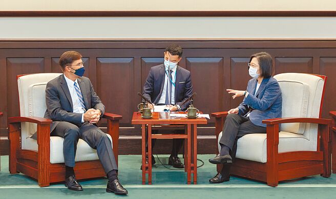 美国前国防部长艾斯培（左）19日拜会蔡英文总统（右）。（总统府提供）
