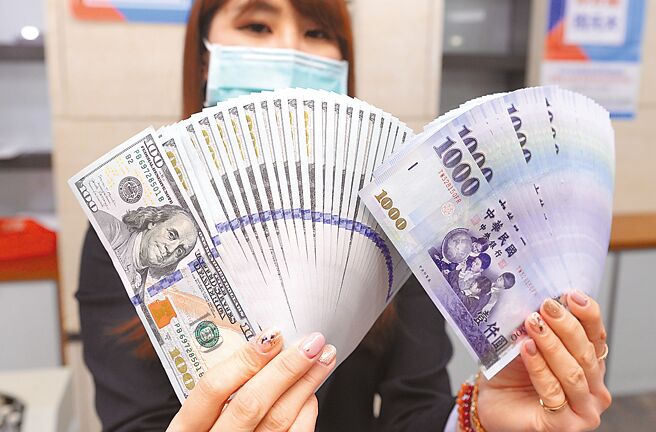 国际美元独强，新台币以29.902元作收，惊险守住2字头。（本报资料照片）