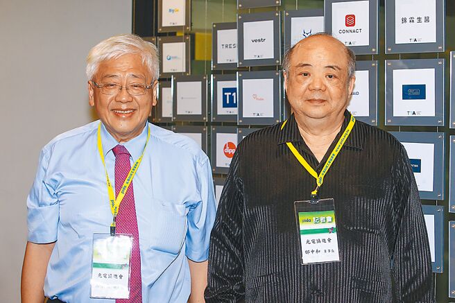景气可能出现衰退，国内光电产业协会，公布最新数据，受到高通膨、消费需求疲弱的衝击，台湾光电暨化合物半导体产业，上半年衰退超过1成，尤其平面显示器、面板业成为重灾区，报价很可能还会持续下跌。图左为PIDA（光电协会）执行长罗怀家，右为董事长邰中和。（邓博仁摄）
