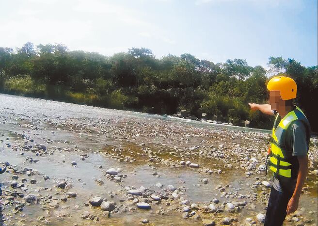 50歲劉姓婦人18日與母親和丈夫到花蓮溪體驗漂漂河水上活動，疑因泳圈繩索斷裂，被強勁水流沖走，並翻覆水中卡在消坡塊溺斃亡。（警方提供／羅亦晽花蓮傳真）