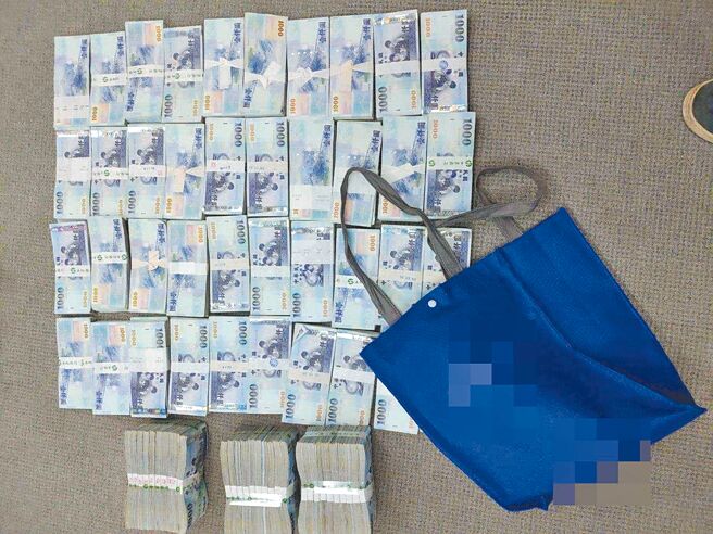 检调侦办中油炼制事业部前执行长徐汉收贿案，日前声押66岁中油前劳工董事陈枝章获准。图为检调在徐汉的办公室找到的大量现金。（本报资料照片）