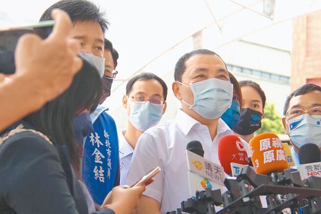 民进党新北市长参选人林佳龙19日以「真相与品格」为题，在脸书发文，暗讽新北市长侯友宜要诚信面对社会。侯友宜昨日回应，诚实和品德很重要，所有人都应该用一样标准检视。（蔡雯如摄）