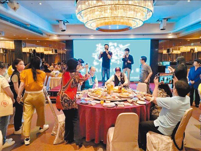 北市议员徐巧芯爆料，「老市民找士林夜市老味道计画」，从活动照来看，完全是个餐会，放几样小吃就当成市场振兴活动，恐沦为「选举绑桩」的方式。（北市议员徐巧芯办公室提供／游念育台北传真）