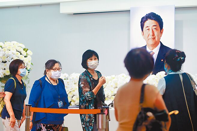 奈良市政府表示，考虑日后在安倍遭枪击的事发地附近设置「追悼场」供人悼念。图为日本台湾交流协会台北事务所设立追思场所开放民眾悼念。（陈信翰摄）