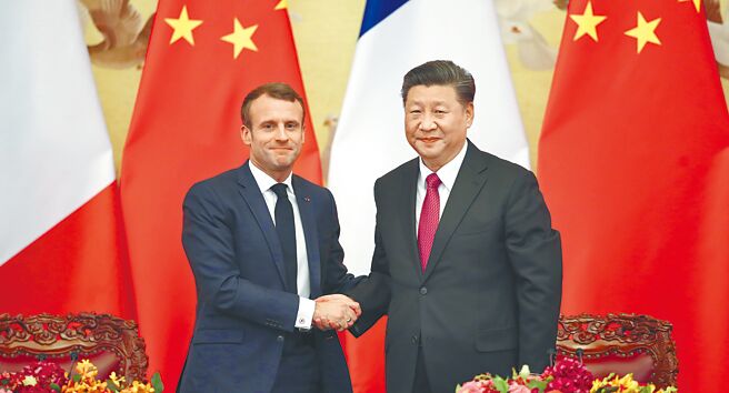 据报北京已邀请法国、德国、义大利及西班牙4个欧洲国家领导人11月访华，与中共领导人习近平会面，中国外交部发言人赵立坚则称，「这是一个假消息。」图为2019年11月，中国国家主席习近平在北京会晤法国总统马克宏。（中新社）