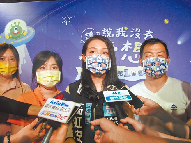 民眾党新竹市长参选人高虹安说，两岸政治上交流较少，但城市应可透过经贸等正向交流。（王惠慧摄）