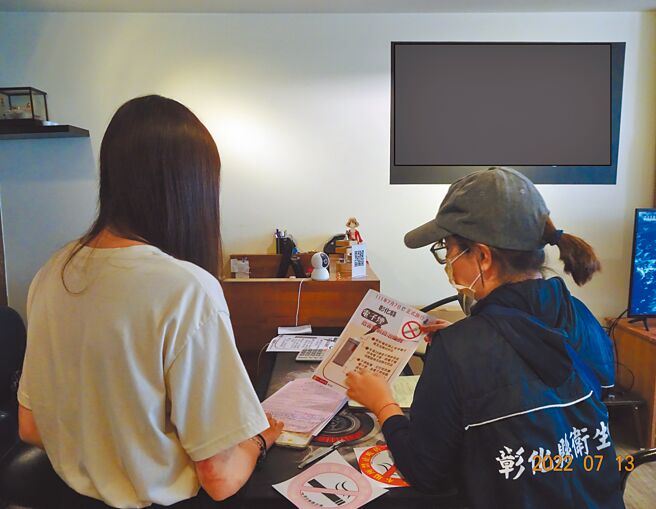 衛生局表示，抽查市售的電子煙約有6成含有尼古丁，依法尼古丁是以藥品管理，因此任意在網路上或實體店面販售，可以依《藥事法》送辦。(衛生局提供/吳建輝彰化傳真)提醒您：吸菸有害健康