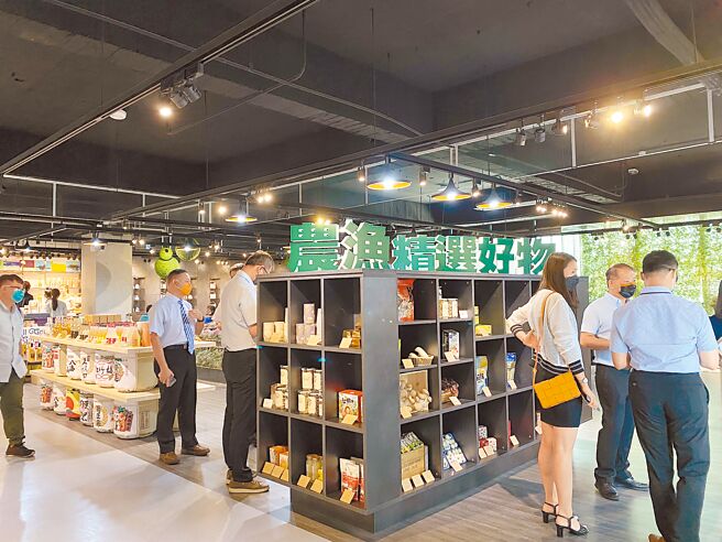 台湾农渔业物产馆不只有品牌故事，还展售农特产品，更设有品茗空间。（张亦惠摄）