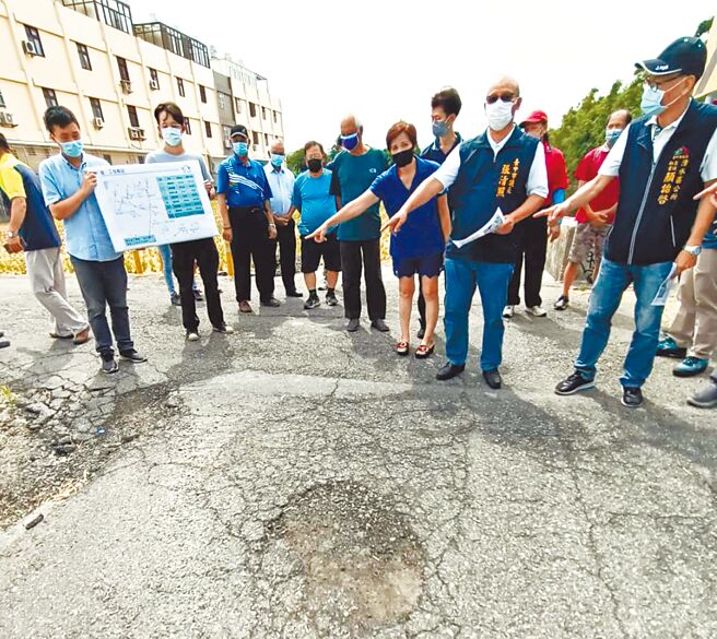 市议会议长张清照（右二），昨天邀集各界会勘破损的农路，要求市府尽快刨舖，还给民眾「行的安全」。（张清照服务处提供／陈世宗台中传真）