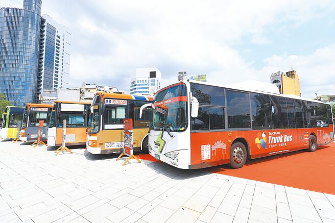 台中市政府交通局选定市民搭乘运量最多的復兴路、中兴路、台湾大道、中清路、崇德路及北屯路等六大路廊上优先推动干线公车政策，7月1日正式上路以来颇获好评。（交通局提供／谢琼云台中传真）