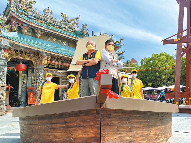 台南市民政局长姜淋煌（前右）与开台天后宫主委卢友礼（前左）宣传「做16岁」成年礼活动。（曹婷婷摄）