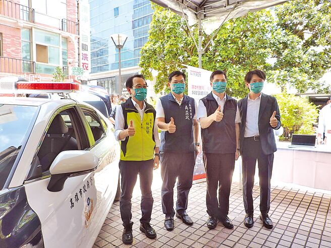 高雄市警察局19日举办「AI办5G巡逻 科技守护大高雄」记者会，副市长林钦荣（左一）、高雄市议员吴益政（左二）、警察局长林炎田（右二）及远传电信企业暨国际事业群资深协理张文津（右一）等人出席。（洪靖宜摄）