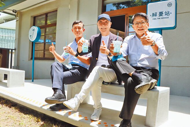 蓝皮解忧号观光列车超抢手，雄狮旅行社乘胜追击斥资2000余万打造「蓝皮意象馆」，藉大型火车头造型LED灯、Q版解忧月台与隐藏版地景艺术，抢攻后疫情全球观光市场。（谢佳潾摄）