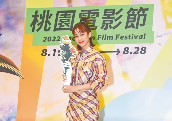 桃园电影节昨举办开跑记者会，影展大使温贞菱盛装出席。（桃园电影节提供）