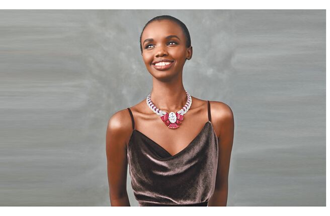 梵克雅宝Legend of Diamonds系列珠宝作品Atours Mysterieux可转换式项炼，钻石主石重达79.35克拉。（Van Cleef & Arples提供）