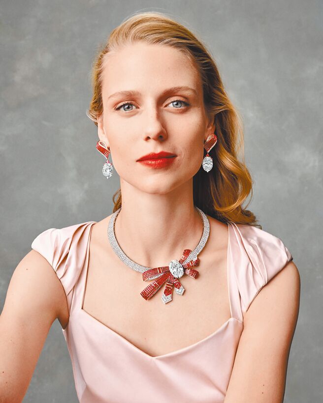 梵克雅宝Legend of Diamonds系列珠宝作品Volutes Mysterieuses可转换式项炼及耳环，项炼主石逾31克拉。（Van Cleef & Arples提供）