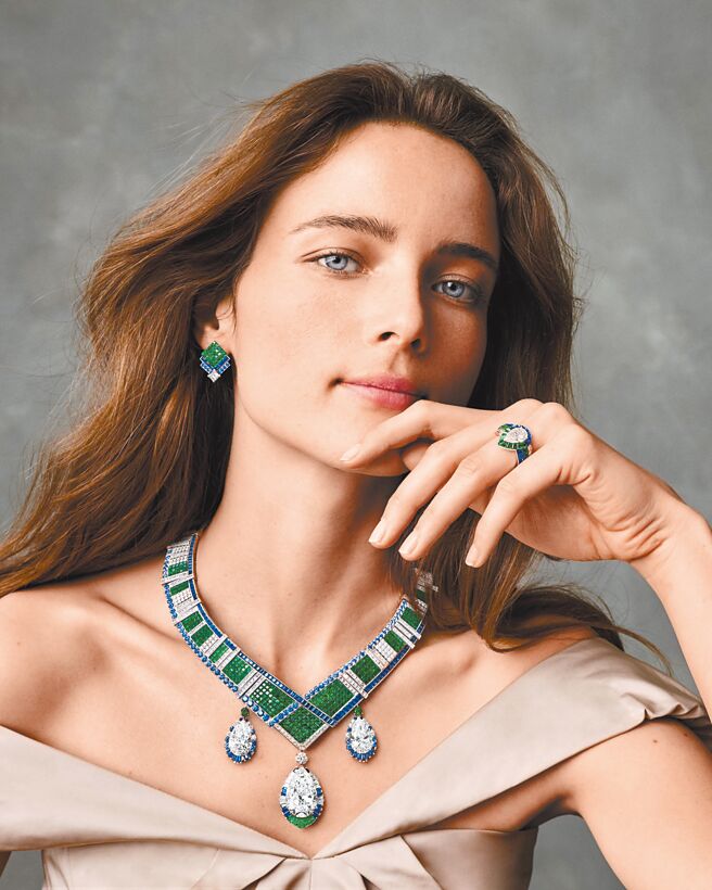 模特儿佩戴Chevron Mysterieux项炼及耳环，项炼主石可拆下成为耳环吊坠。（Van Cleef & Arples提供）