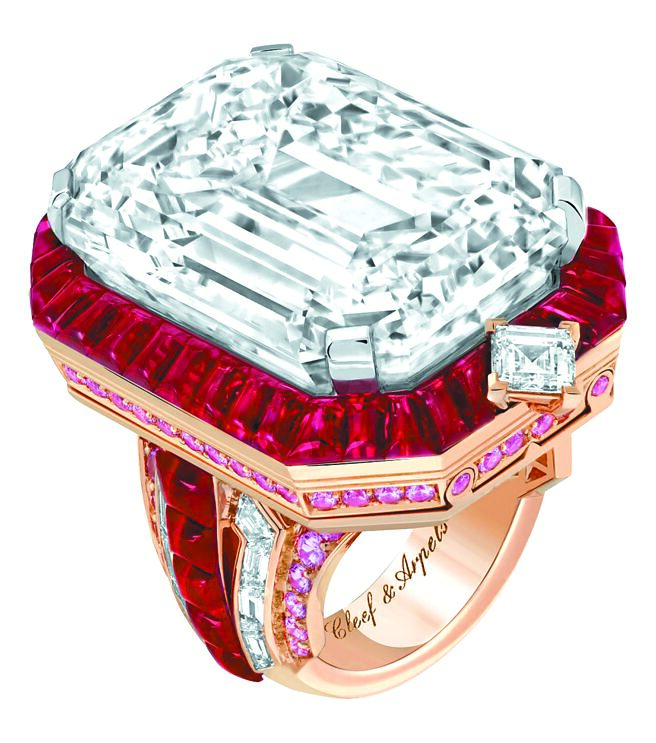 梵克雅宝Collerette Mysterieuse可转换式项炼及戒指。（Van Cleef & Arples提供）