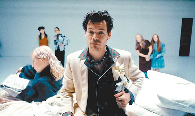 哈利斯泰尔斯日前推出《Late Night Talking》MV，片中多款造型皆出自GUCCI之手。（摘自GUCCI IG）