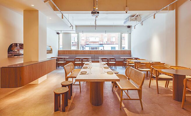 八月堂近百坪概念店提供43个内用座位，用餐时间限90分钟。（八月堂提供）