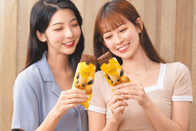 麦当劳「香蕉巧克力风味双馅派」套上宝可梦包装，视觉味蕾备感疗癒。（麦当劳提供）