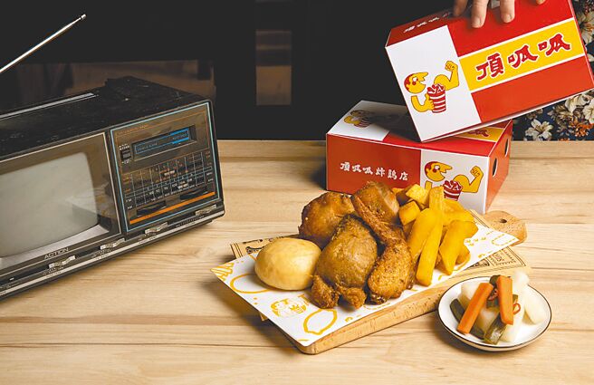 顶呱呱以初代包装掀回忆杀，再復刻酸爽解腻的「经典泡菜」及经典套餐。（顶呱呱提供）