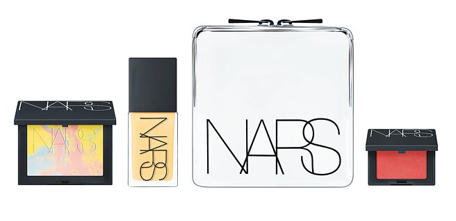 新光三越NARS夏日专柜独家商品－限量持久裸光底妆组，特价3300元。（新光三越提供）