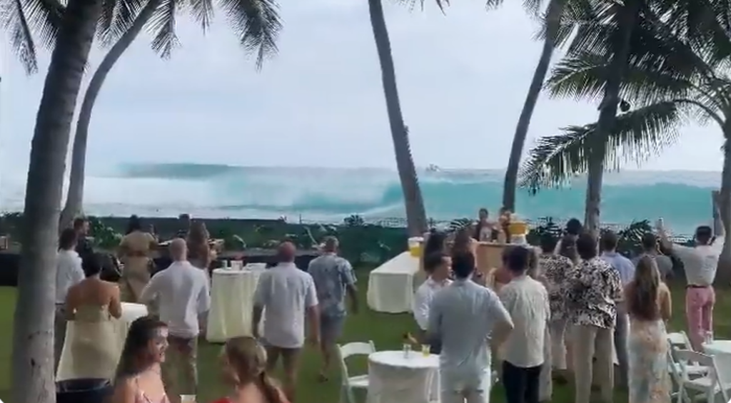 夏威夷南岸出现两层楼约6公尺的巨浪正好波及沿岸的婚礼。图/截自@KanielaIng推特(photo:ChinaTimes)